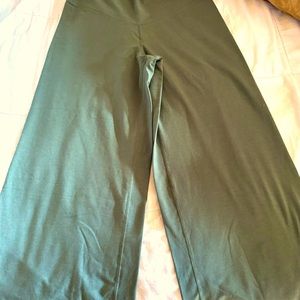 Never worn. Sage color. Perfect condition.